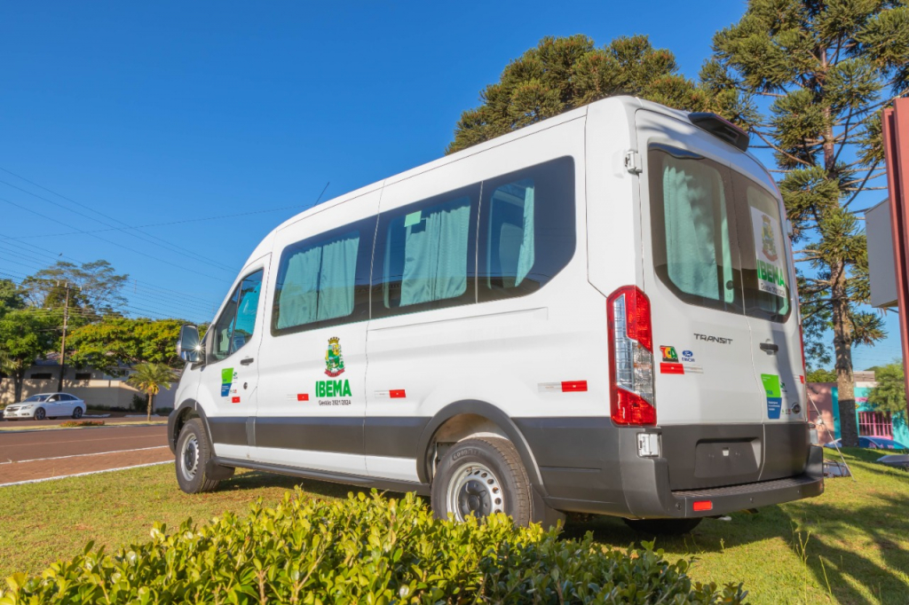 Governo Municipal de Ibema recebe mais um veículo para a educação